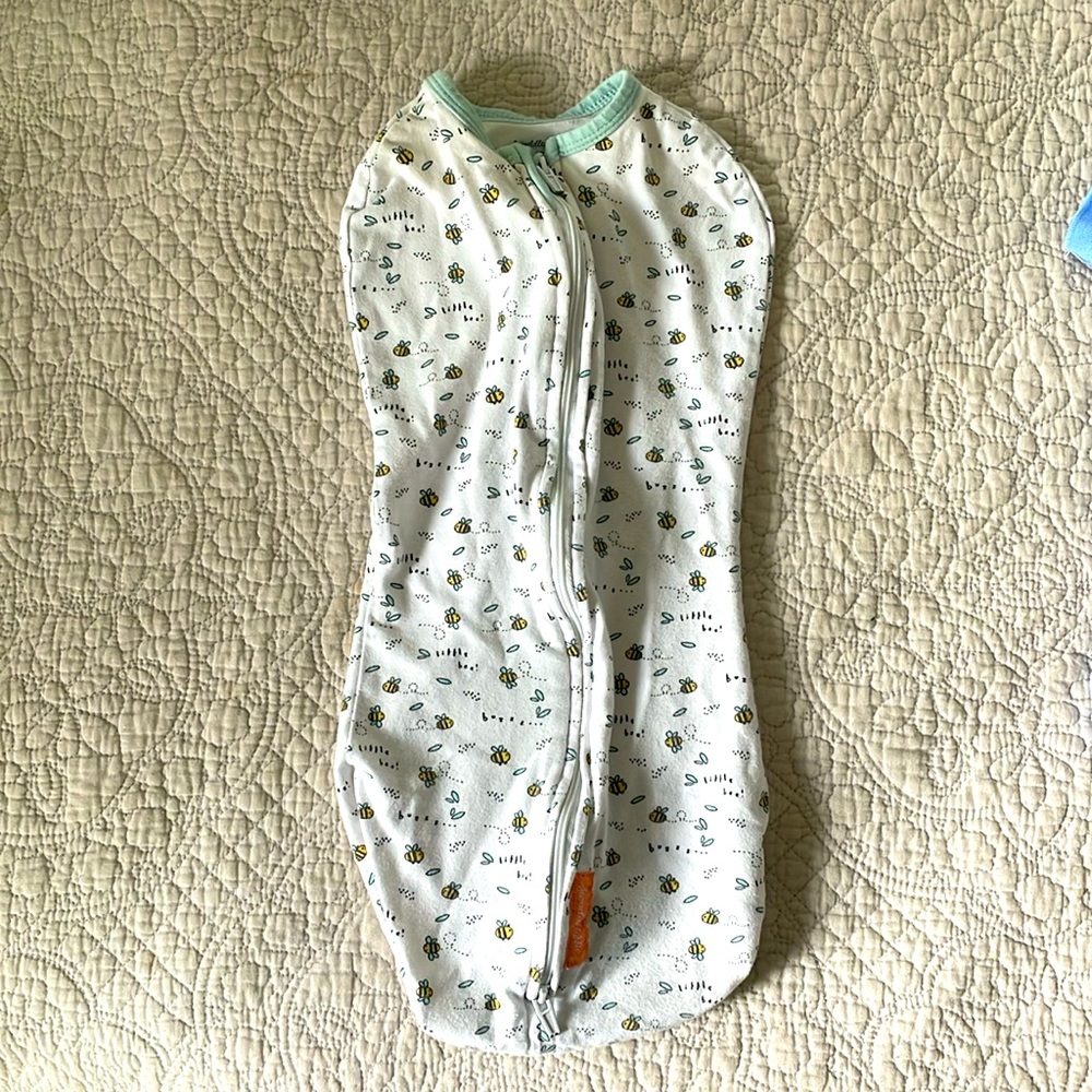 Swaddle Me small/medium little bee zipper swaddle